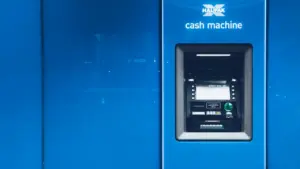 Bankas įspėja apie gavėjo vardo neatitikimą: kaip elgtis