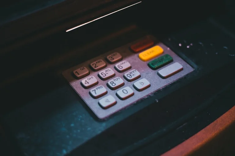 Bankas įspėja apie gavėjo vardo neatitikimą: kaip elgtis