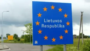 Lietuvos Respublikos valstybinė sienos ženklo iškaba su Europos Sąjungos žvaigždėmis ir užrašu.