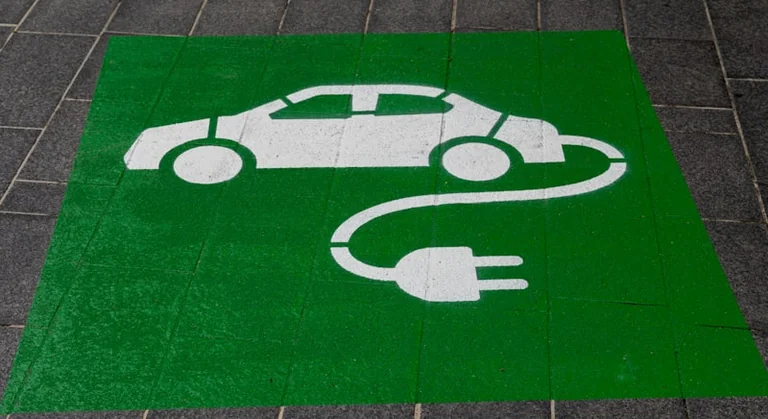 Elektromobilių rekordas keičia įkrovimo lūkesčius