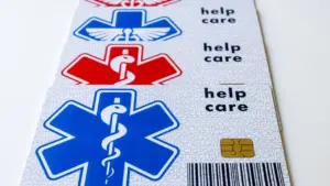 Keturios Europos sveikatos draudimo kortelės, simbolizuojančios valstybinę medicinos pagalbą kelionėse užsienyje.