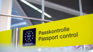 Geltona pasų kontrolės nuoroda oro uoste Europos Sąjungos piliečiams ir keliautojams.