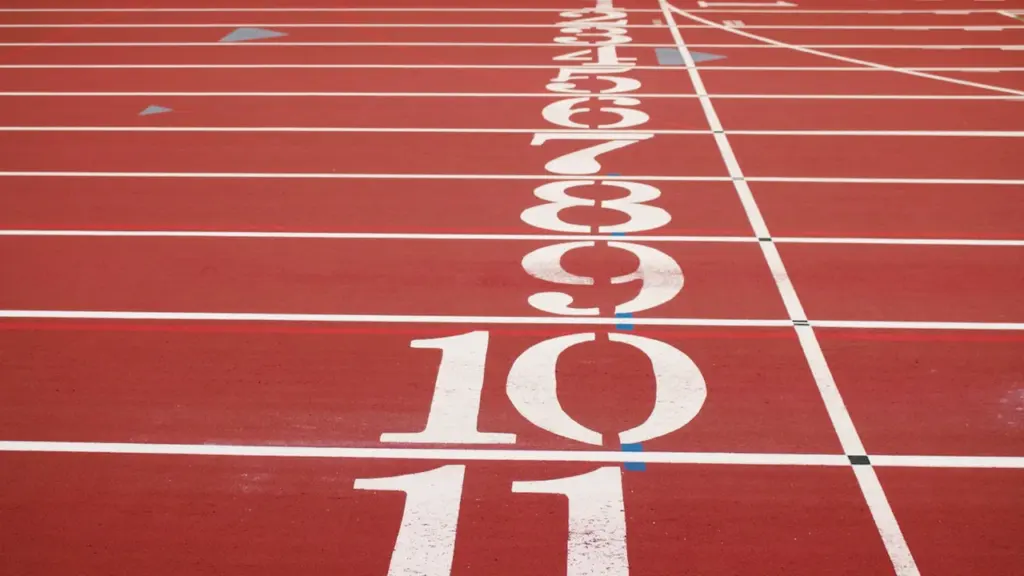 Lengvosios atletikos takelis su sunumeruotais takais pasiruošusiam sporto varžybų finalui.