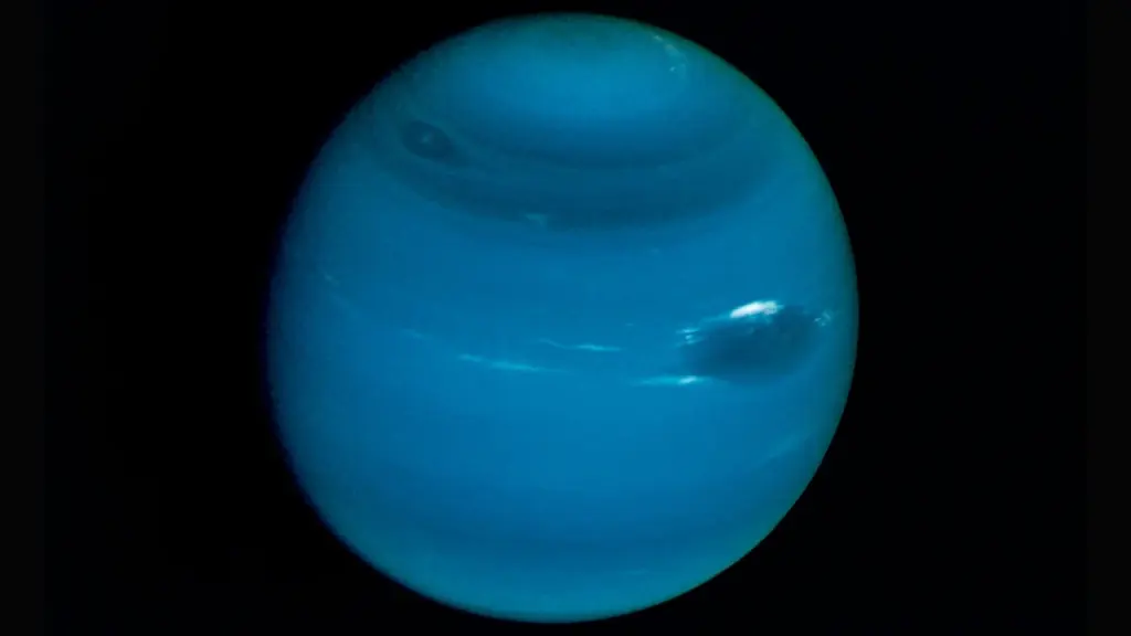 Istorinė „Voyager 2“ nuotrauka, vaizduojanti Neptūno planetą su jos žiedais tamsiame kosmose.