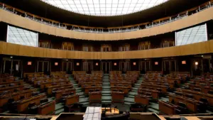 Tuščia parlamento posėdžių salė, kurioje vyksta svarbūs valstybiniai biudžeto priėmimo procesai.