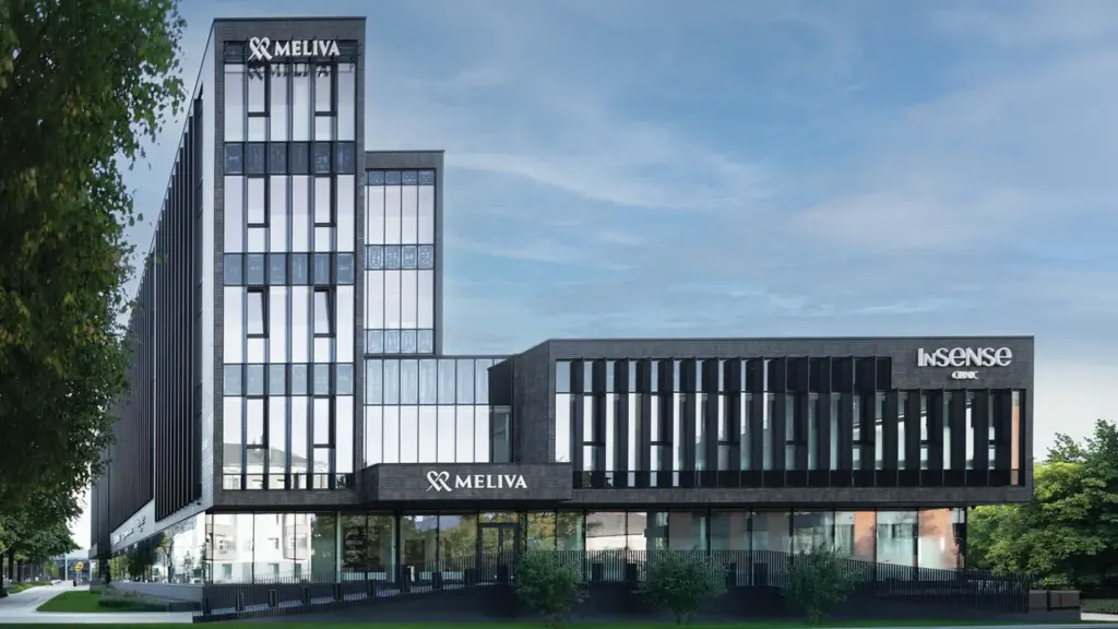 Modernaus stiliaus tamsus verslo centras su stikliniais langais ir „Meliva“ bei „Insense“ klinikos logotipais.