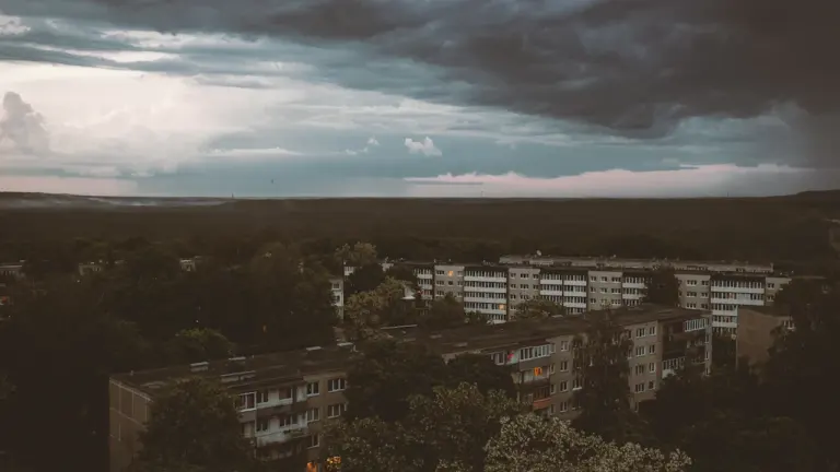 Stiprus vėjas Lietuvoje: kaip apsisaugoti ir išvengti pavojų