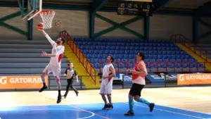 Krepšininkas atlieka metimą į krepšį varžybų metu sporto arenoje prieš artėjantį „Žalgirio“ derbį.