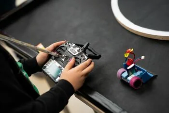 Klaipėdoje robotų kovos pasiekė rekordą: startavo per 180