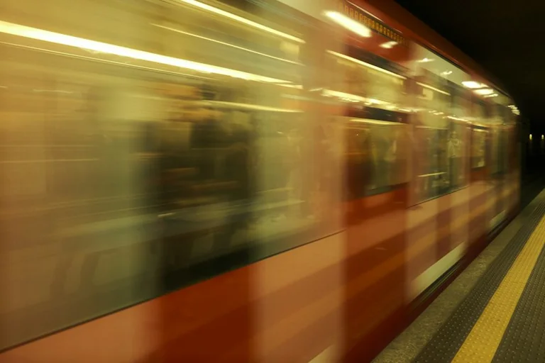 Sapnas apie praleistą traukinį: skubėjimo ir pasirinkimų ženklai