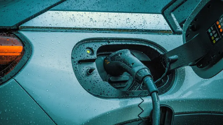 Vėsūs ir lietingi orai trumpina elektromobilio nuotolį